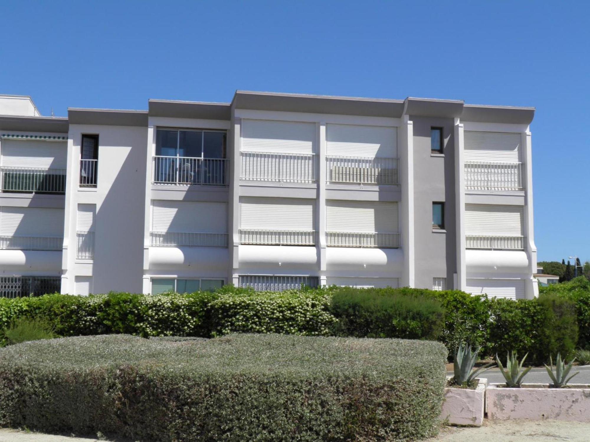 Climatise Pour 2 Avec Terrasse Et Parking Pres Des Plages - Fr-1-338-613 Appartement